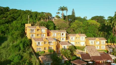 Vertical-Resort,-Ferienvilla-Am-Hang-Von-Buzios,-Praia-Joao-Fernandes,-Rio-De-Janeiro,-Idyllische-Tropische-Dschungellandschaft,-Blaue-Skyline,-Brasilien