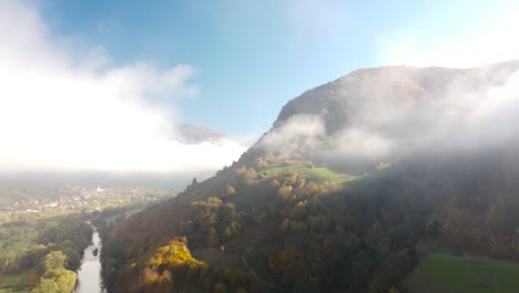 Vista-Pintoresca-Sobre-Los-Montes-Del-Campo-Dentro-De-Las-Nubes,-Transilvania,-Rumania,-Tiro-De-órbita-De-Retroceso