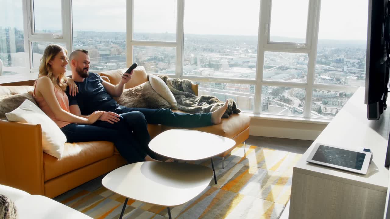 pareja viendo la televisión juntos en la sala de estar 4k