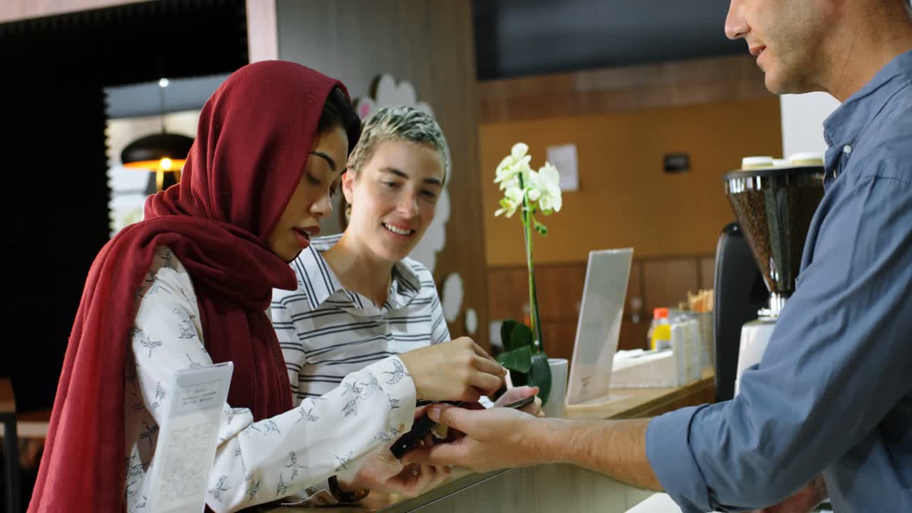 Wanita melakukan pembayaran dengan kartu kredit di konter 4k