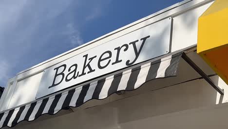 Schild-„Bäckerei“.