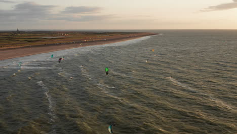 kitesurfistas en la playa cerca de domburg, países bajos