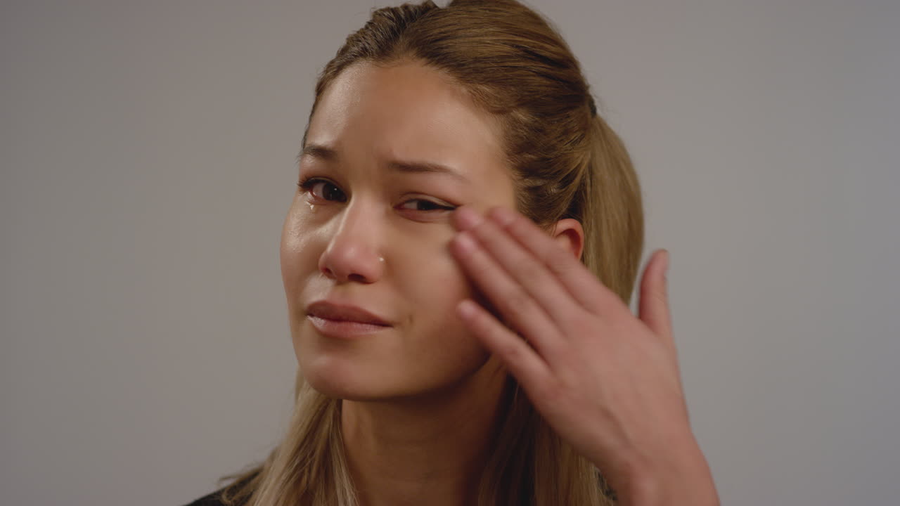 cu pan de mujer joven llorando