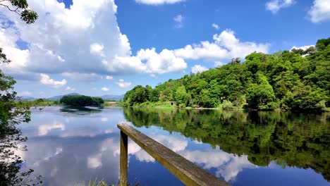 Irland,-Epische-Orte,-Ruhiges,-Schimmerndes-Wasser,-Atemberaubender-Himmel-Und-üppige-Grüne-Bäume-Am-Flussufer-Des-Flusses-Blackwater-In-West-Waterford