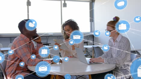 animación de una red de iconos digitales sobre diversos colegas que utilizan dispositivos electrónicos en la oficina