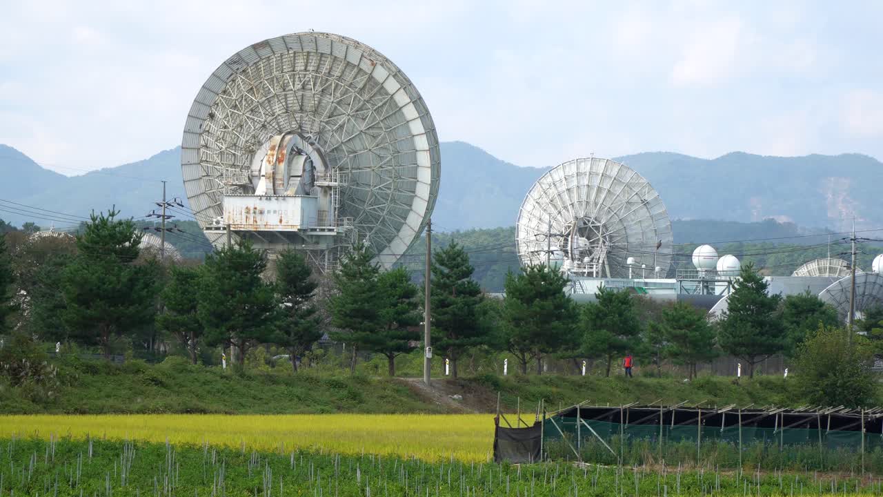 대한민국 금산에 있는 kt sat 위성 센터의 위성 접시 - 정적 샷