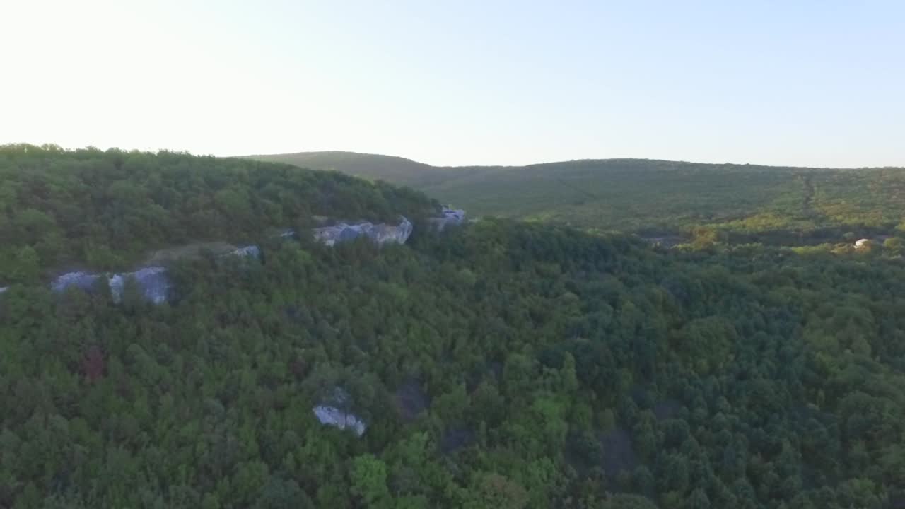 paisaje montañoso con bosque