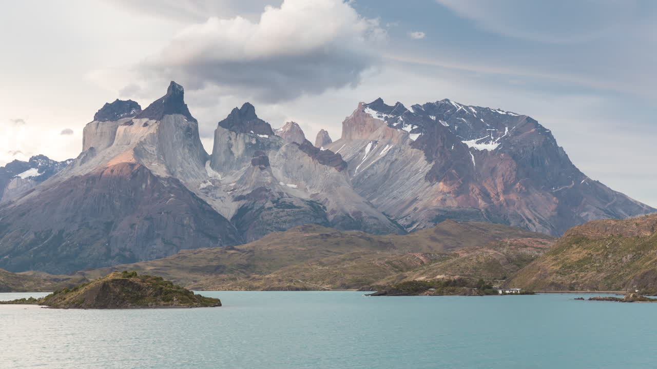 Time-lapse dei Cuernos del Paine nel parco nazionale Torres del Paine, Patagonia, Cile.