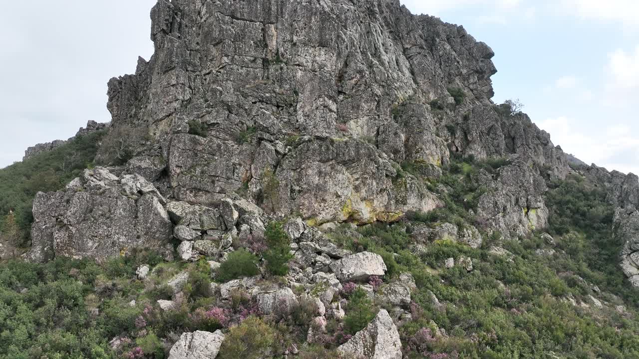 바위산 꼭대기에 있는 경비실의 숨막히는 전경