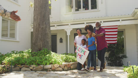 hombre afroamericano regresando a casa con su familia