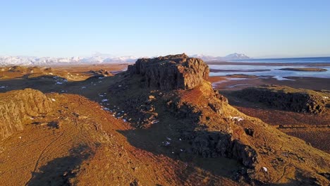panorámica orbital aérea tomada sobre el paisaje islandés en la cálida luz del sol a lo largo de la costa