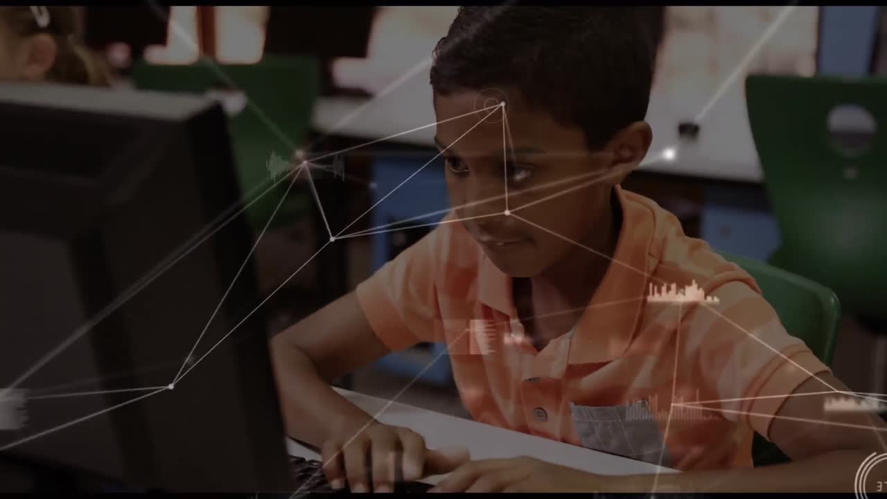 animación de una red brillante de conexiones y procesamiento de datos sobre un niño usando una computadora