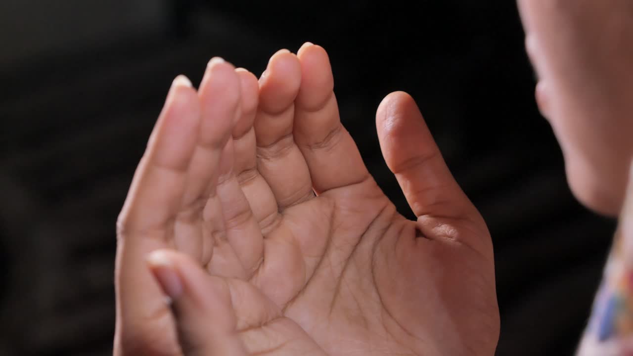 기도하는 손으로