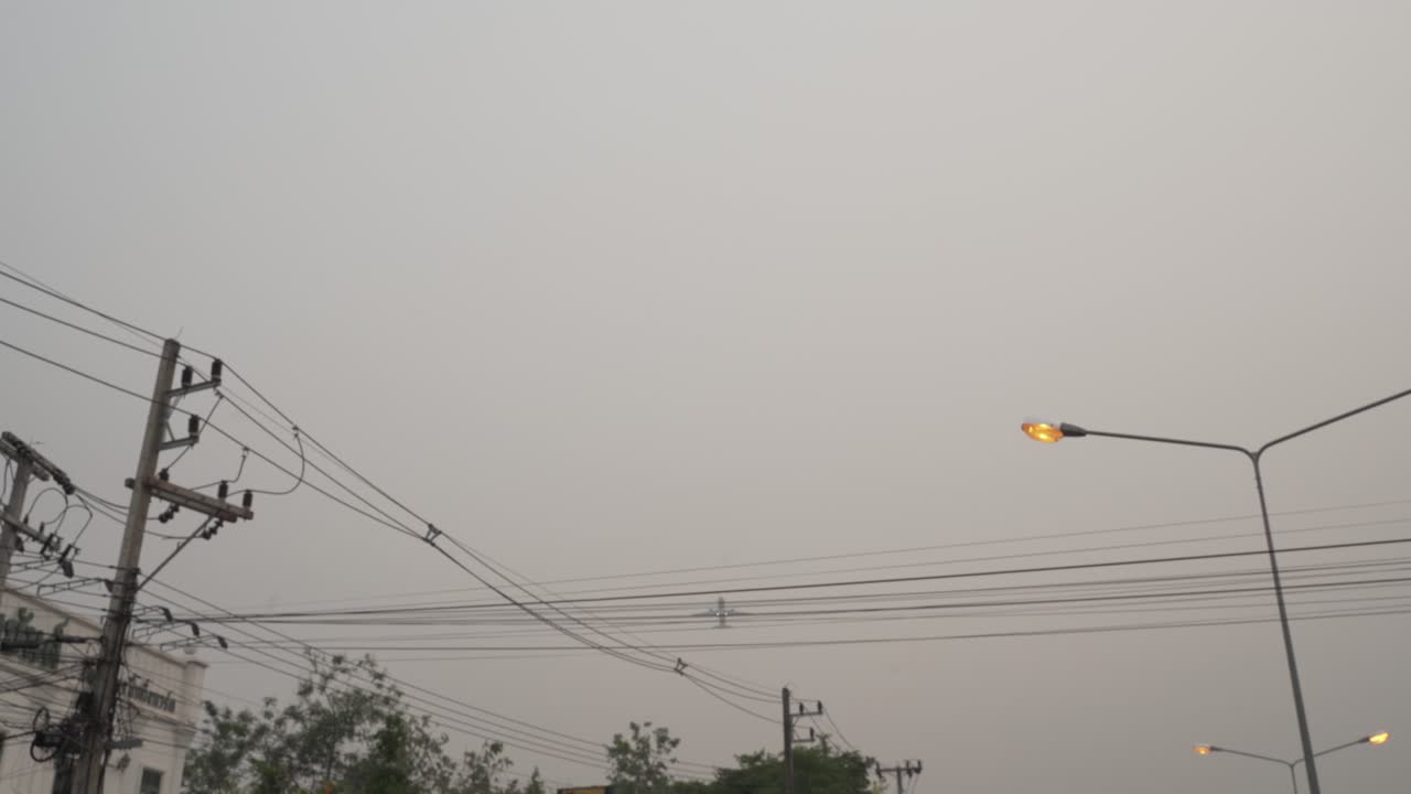 smog y humo en la ciudad gris sobre árboles y líneas eléctricas con aviones volando en chiang mai, tailandia