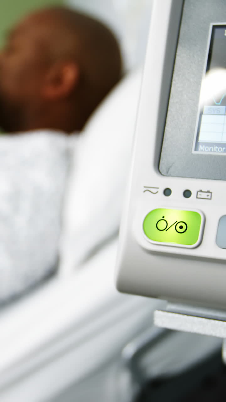 중환자실에서 심박수 모니터의 클로즈업