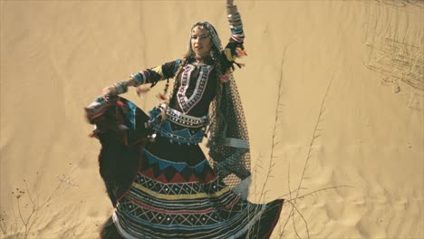 Mujer-Gitana-Bailando-En-El-Desierto-Frente-A-Una-Duna-De-Arena