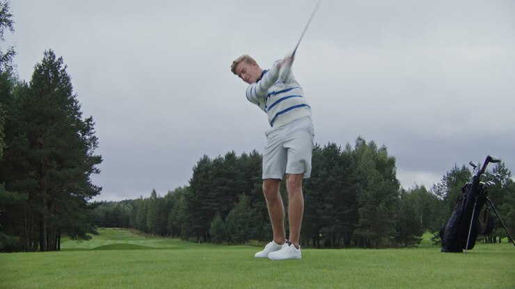 Uomo che gioca a golf su un campo da golf