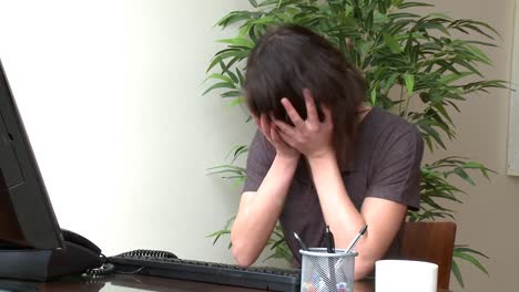 mujer estresada trabajando en una computadora