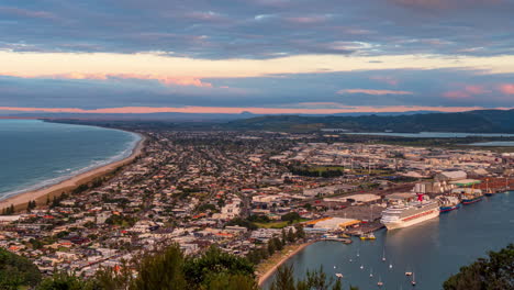 Tauranga,-Nueva-Zelanda-Vista-Desde-El-Monte-Maunganui---Día-A-Noche,-Lapso-De-Tiempo-Del-Santo-Grial-Y-Paisaje-Nublado