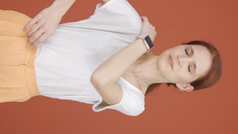 Vertical-video-of-Woman-with-shoulder-pain.