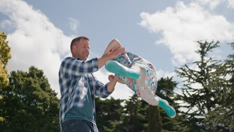 Feliz-Padre-E-Hija-Jugando-Juntos-En-El-Jardín-Trasero-Niña-Feliz-Divirtiéndose-Con-Papá-Sosteniendo-Al-Niño-Balanceando-Juguetonamente-A-Su-Hijo-Disfrutando-De-La-Libertad-Infantil-Al-Aire-Libre-4k