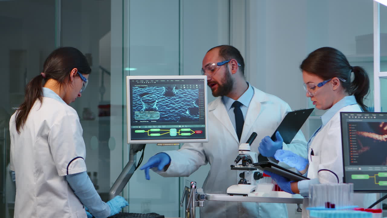 squadra di scienziati di microbiologia che discutono sullo sviluppo del virus