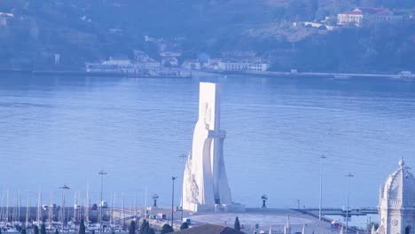 Zeitraffer-Des-Denkmals-Der-Entdeckungen-Bei-Sonnenaufgang,-Lissabon,-Portugal,-Europa,-4K-Drohnenansicht-Aus-Der-Luft