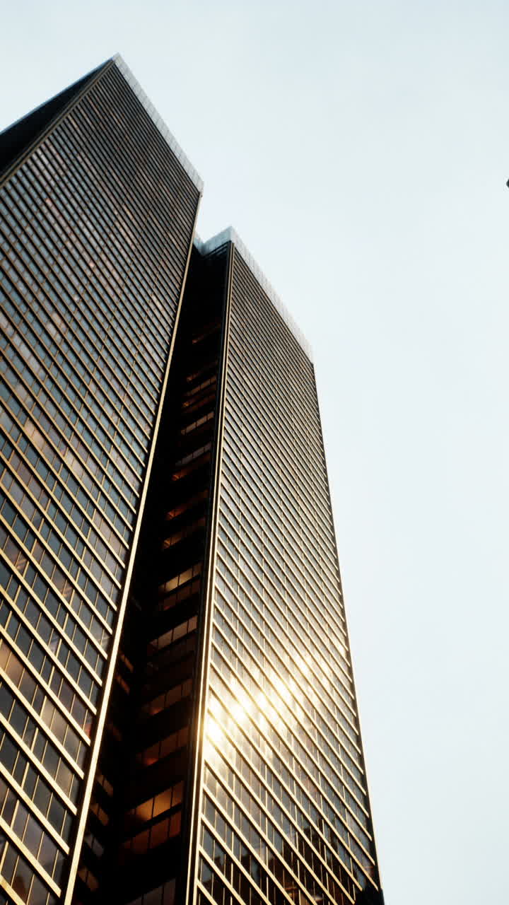 impresionante rascacielos con acentos dorados