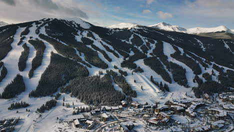 toma de inclinación de drones de la alta montaña de cobre en invierno en un día soleado