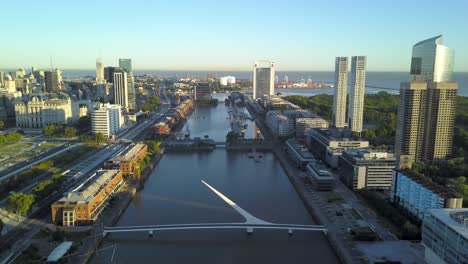 antena descendiendo sobre el barrio de puerto madero al amanecer en buenos aires