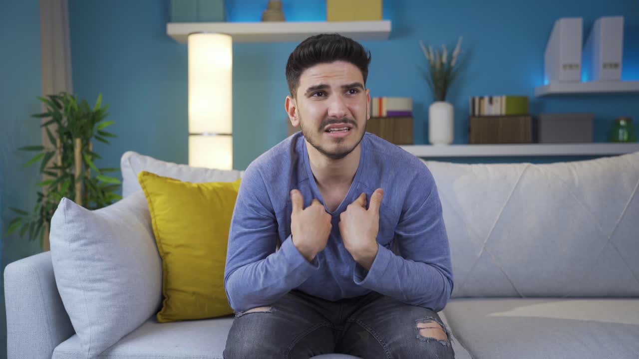 enfadado en sí mismo, el joven está enojado y triste.