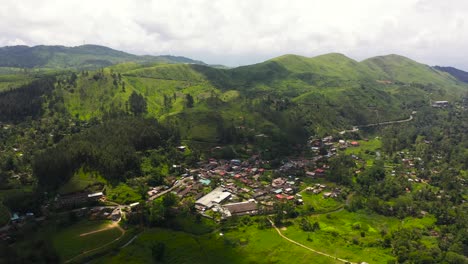 una ciudad entre montañas y colinas. sri lanka.