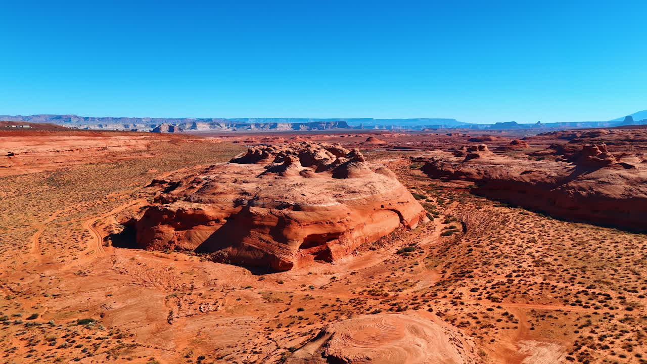 Vista panoramica del deserto caldo con canyon. Filmato aereo che si allontana dalla roccia arrotondata in Arizona, USA