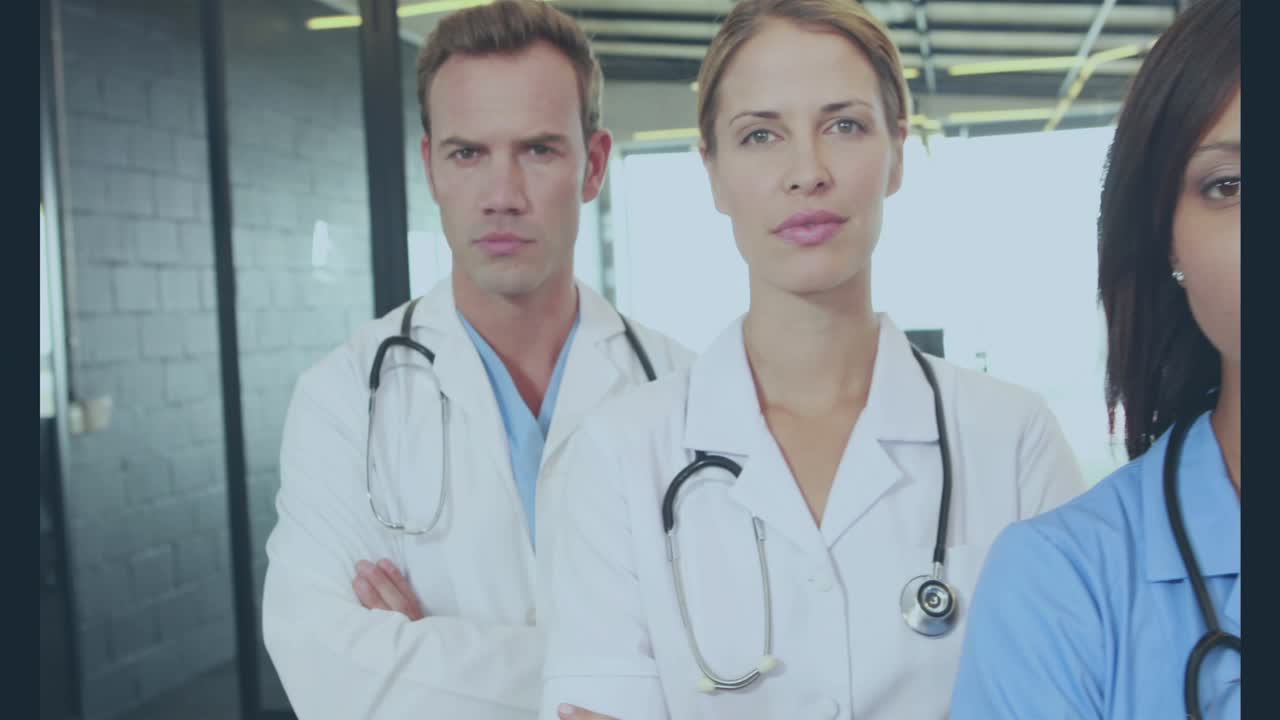 Kolları kavuşturmuş farklı doktorların üzerinde yedek gün metninin animasyonu