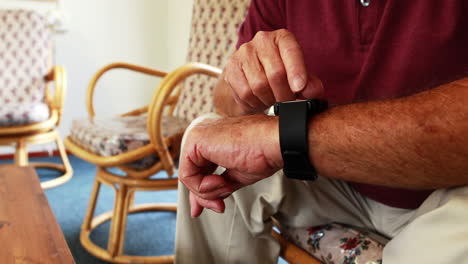 una persona jubilada está usando un reloj inteligente