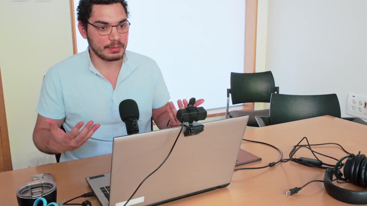 Apprendimento virtuale: Uomo che insegna su Zoom.