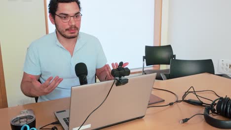 virtual learning: man teaching on zoom