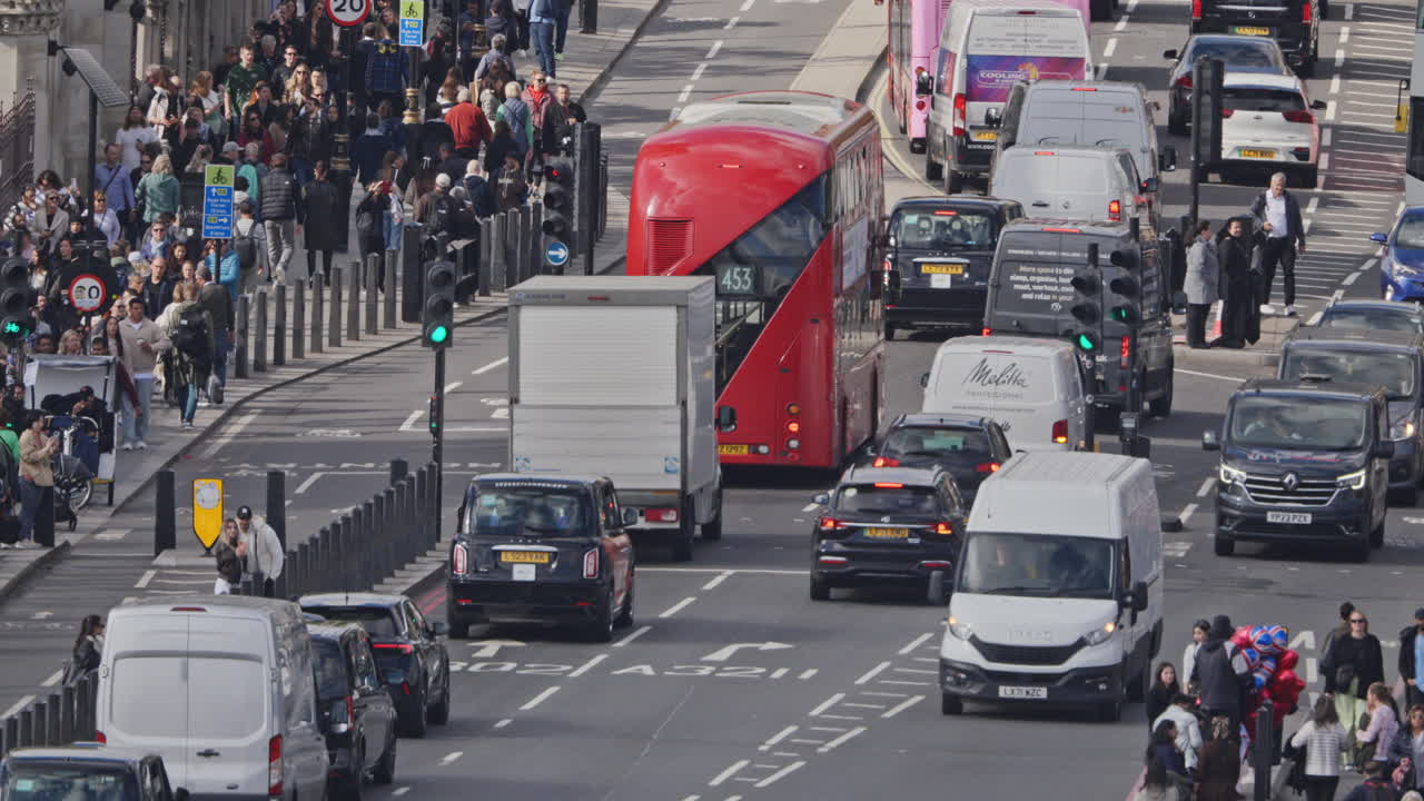 런던의 웨스트민스터 브릿지를 가로지르는 사람들