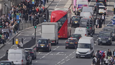 el tráfico y la gente que cruza el puente de westminster en londres