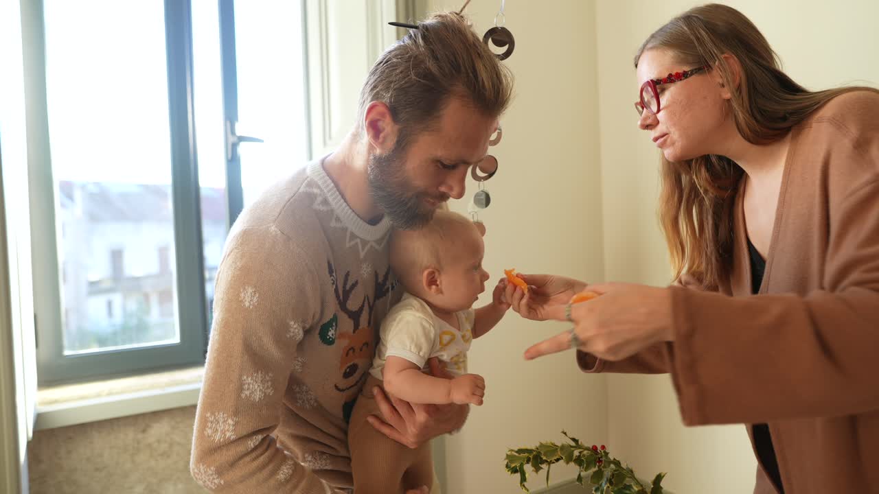familia que alimenta al bebé durante las vacaciones
