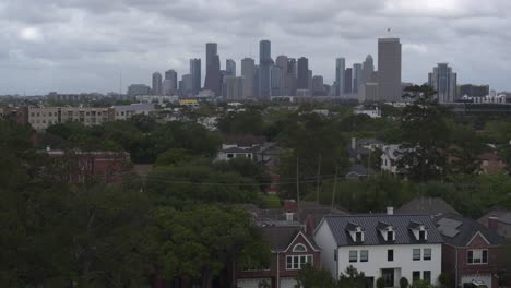 Vista-De-Drones-Del-Centro-De-Houston-Desde-El-Parque-Conmemorativo