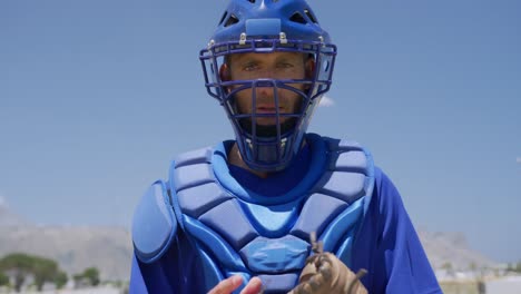 Baseballspieler-Tragen-Schutzuniform