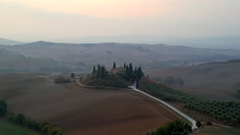 Maravillosa-Vista-Aérea-Superior-Casa-De-Vuelo-Atmósfera-Matinal-Rural-Entorno-Idílico-Toscana-Italia