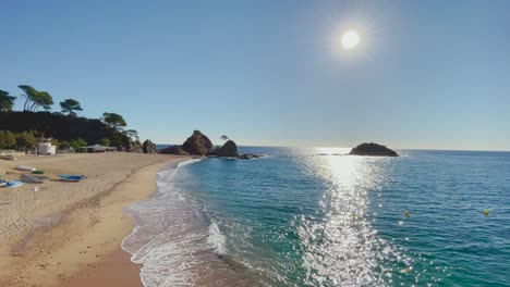 Dann-Meer-Bahía-De-La-Mar-Menuda-Schöner-Strand-Mit-Türkisfarbenem-Wasser-Und-Dickem-Sand-Karibisches-Blaues-Meer-Türkisfarbene-Felsen-Im-Hintergrund-Ohne-Menschen