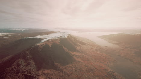 Luftdrohnen-Panoramablick-Auf-Die-Berge-In-Island