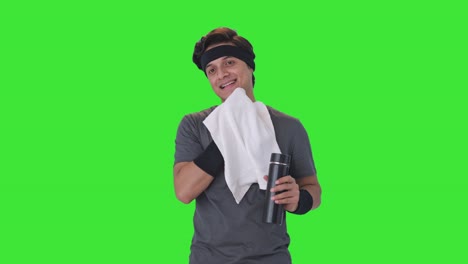 hombre indio feliz limpiando sudor y agua potable después del ejercicio pantalla verde