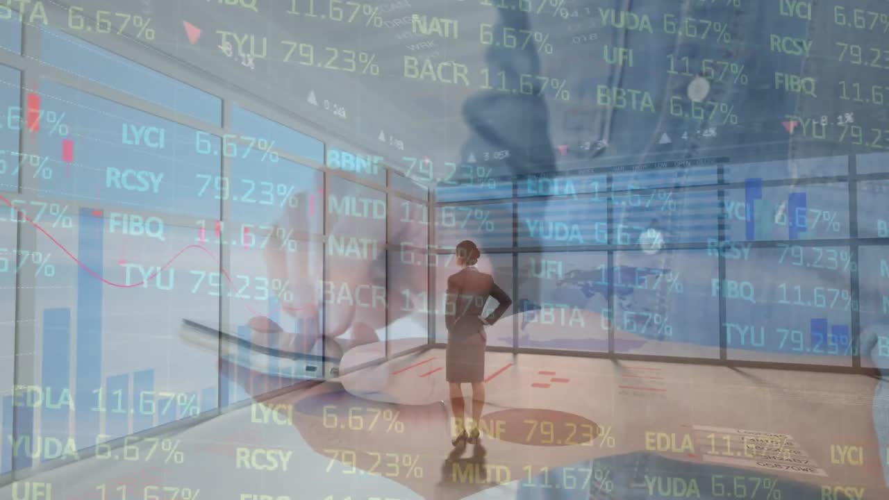 스마트 폰을 사용하는 사람 위의 금융 데이터 처리 애니메이션