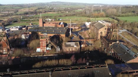 abandonado descuidado inglés histórico industrial mina de carbón edificios de fábrica vista de órbita derecha aérea