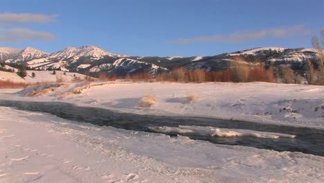 Ein-Kalter-Fluss-Fließt-Durch-Eine-Verschneite-Landschaft