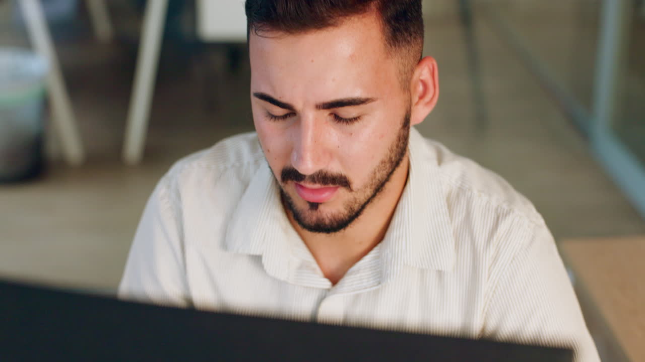 pensamiento, computadora y hombre de negocios en la oficina